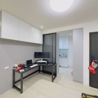 品橙綠雅圖室內裝修實景：從書房視野延伸至客廳，展現流暢的開放式空間動線。