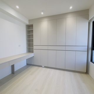 品橙綠雅圖臥室設計：整面式淺灰色系統衣櫃結合加長型書桌，打造機能性十足的次臥。