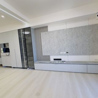 品橙綠雅圖電視牆細節：石紋背板與格柵工法展示，突顯客製化室內裝修的精緻質感。