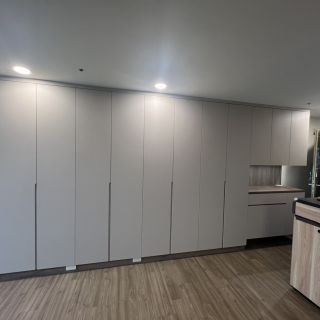 領袖特區公共空間規劃：頂天立地系統儲物櫃延伸至玄關，完美隱藏居家雜物。