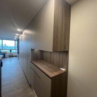 領袖特區玄關櫃設計：中空式平台搭配隱藏式感應照明，兼具進出門收納便利性。