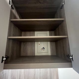 領袖特區系統櫃機能：櫃內巧思隱藏配電盤，並提供多層板調整功能以符合不同物品規格。