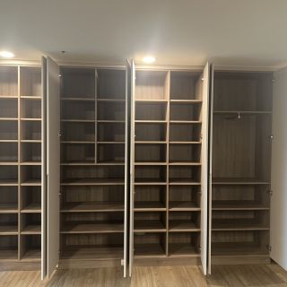 領袖特區儲物牆內部展示：系統櫃大容量分層規劃，包含掛衣區與置物層架，滿足全家收納需求。