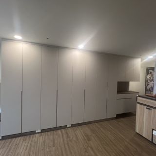 領袖特區現代風格居家：無把手式系統櫃立面設計，透過簡約線條放大室內空間感。