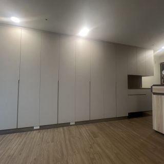 領袖特區室內裝修實績：公領域整合收納櫃體，打造清爽、井然有序的現代北歐風客廳。