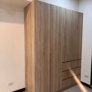 皇普江宅客製化衣櫃實景：三門式木質調系統櫃內建抽屜收納，展現簡約美學。