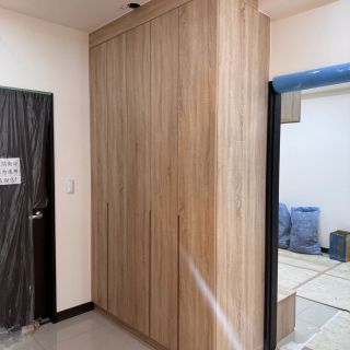 皇普江宅室內裝修進度：走道區頂天立地木紋收納櫃施工，完美隱藏雜物提升空間感。