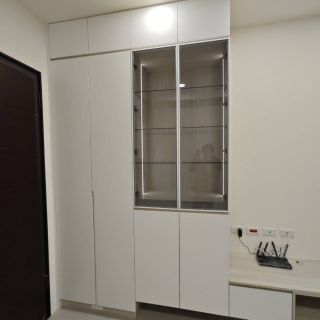 淇淇世界花園精品收納設計：客製化系統櫃內建黑框玻璃展示區，內嵌垂直 LED 燈帶展示居家收藏。