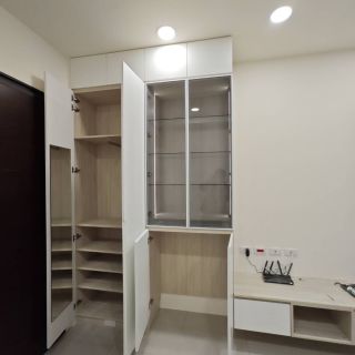 淇淇世界花園系統櫃內部展示：展示櫃結合衣物收納區開啟實景，客製化分層規劃滿足多元儲物需求。